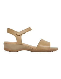 Brand new 🎉 Wide Steps Camden Nude Glove 🩴 Sandals 🌟